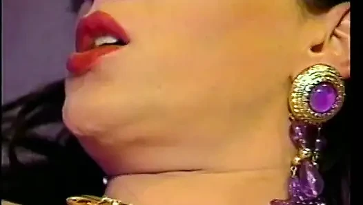 Seksi iç çamaşırlı etkileyici esmer kadın arkadan sikilirken inliyor