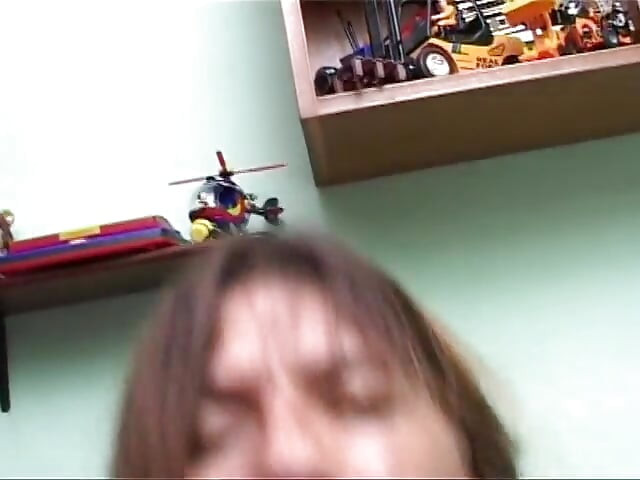 Amatérská děvka si prstí kundičku a je ošukána do zadku