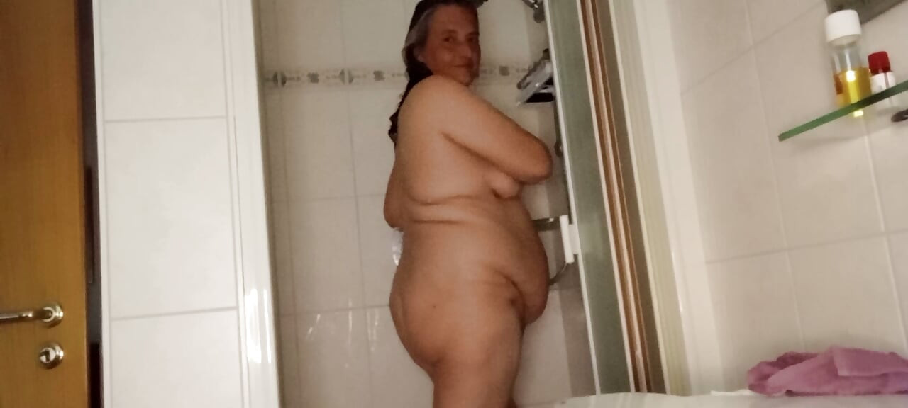 MILF 53 - Provocación en la ducha, abro mi gran culo