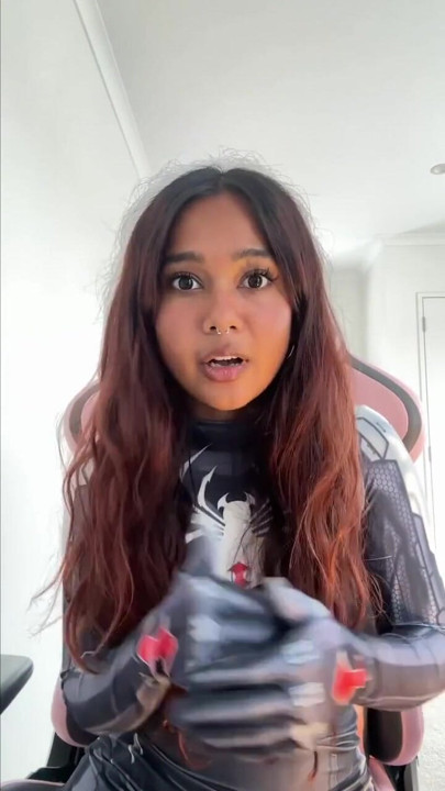 Liten desi jente Mia Z onanerer og reagerer på hentai | Klipp 3