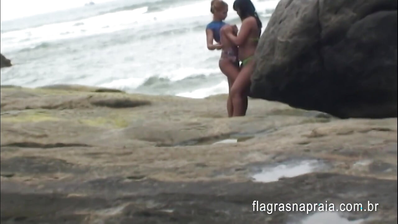 我的女朋友在海滩上遇到了一个女同性恋朋友