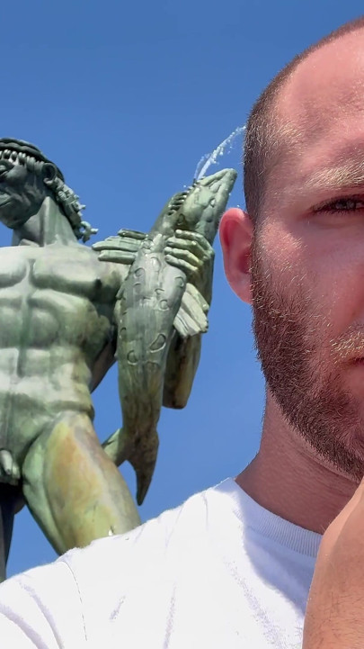 Tatilde minik yarakla övüyor