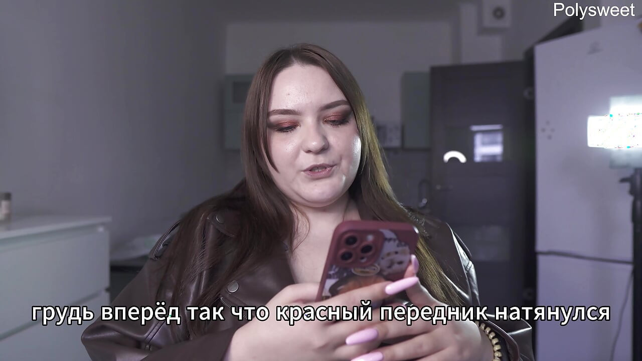 Порно история - Тя беше гола и си играеше с продавача, докато клиентите минаваха покрай нея (рускиня, лека женска доминация, гола на публично място)