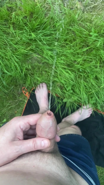 撸管后在森林里撒尿
