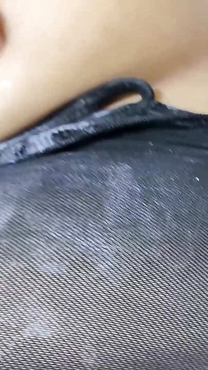 Ich habe mit der muschi meiner saudischen ehefrau gespielt, bevor ich meinen penis in ihre muschi stecke