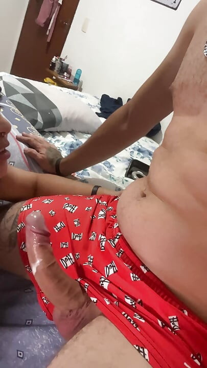 Debora provoca Wellington entre a renda branca e seu boquete profundo de Natal