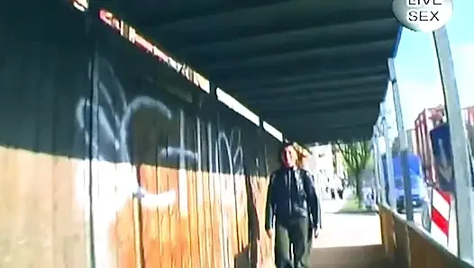 Блондинка засовывает толстый стеклянный дилдо глубоко внутрь