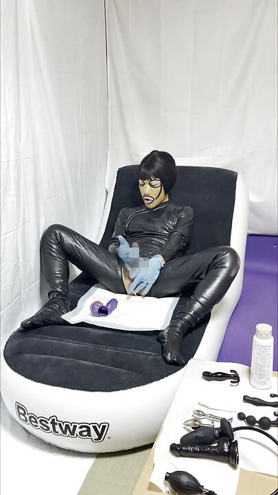 A perverted rubber doll who feels pleasure through anal and masturbation