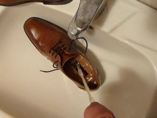 Piscio nella scarpa da uomo