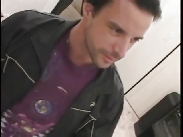 Peituda latina recebe peitos fodidos por garanhão na sala de estar