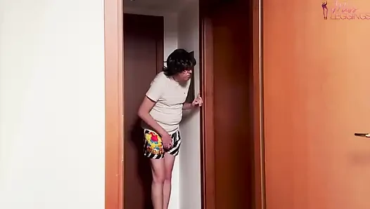 üvey oğul, üvey annenin zevk çığlıklarını dinliyor, kocasını aldatmak için hevesli