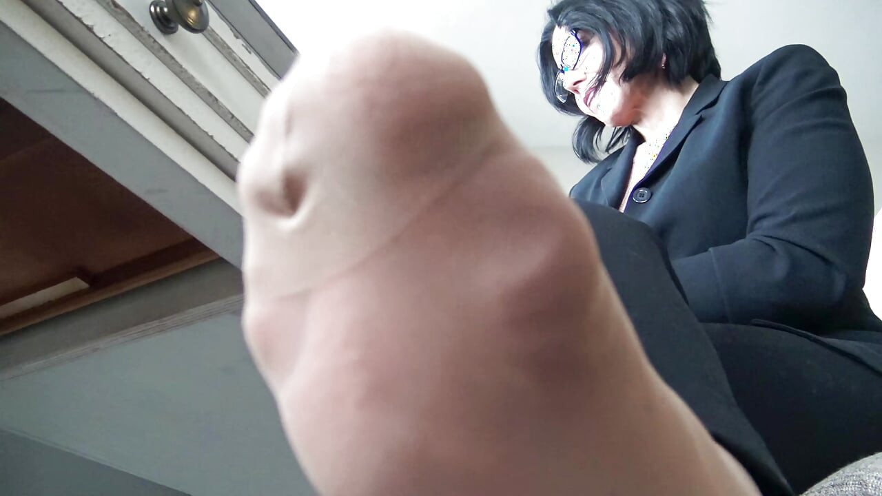 Ignorado em My Nylon-clad Boss Feet!