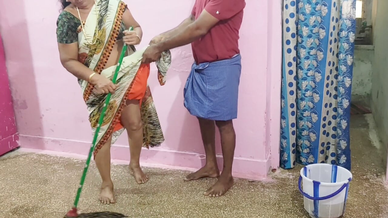 Hot Amazing Anal Sex with Stepmom Who Cleans the House with Water.