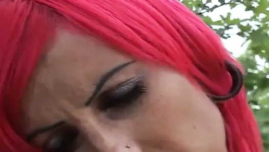 Sie ist amateur-schlampe aus deutschland, die gerne im pub masturbiert