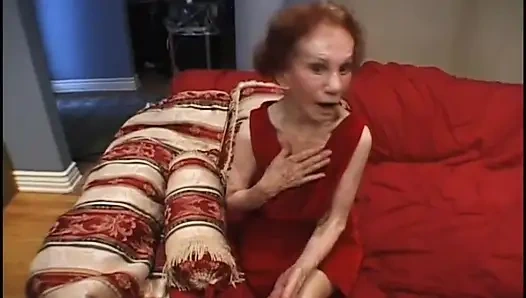 Yaşlı ve genç üçlü grup seks orta yaşlı seksi kadın sikişiyor