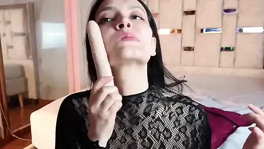 Mainin dildo ceroboh: mukaku dientot sampai menetes