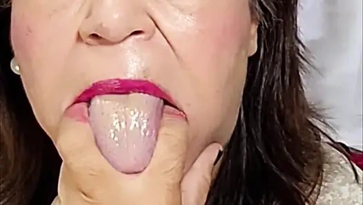 Ich trage mein transparentes nachtkleid, während ich meine masturbation genieße