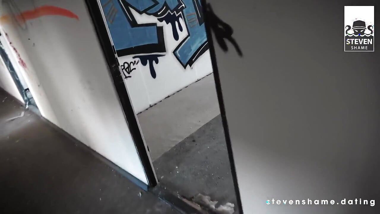 Dört genç kız amcık sikişinin tadını çıkarıyor! StevenShame