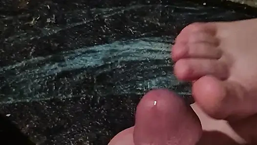 Karısının ayaklarına boşalıyor