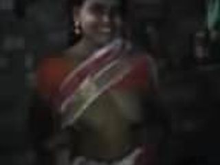 Pelayan saree sutra satin menunjukkan payudara