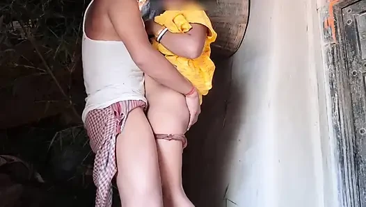 Ateşli Hintli çiftin seks elleri bağlı ve sert sikiliyor
