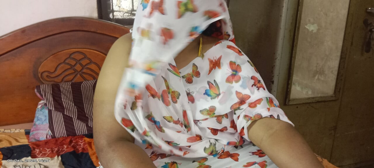 मैं अपने गांव में पड़ोसी की आंटी के घर गया और उसके साथ मस्ती की।