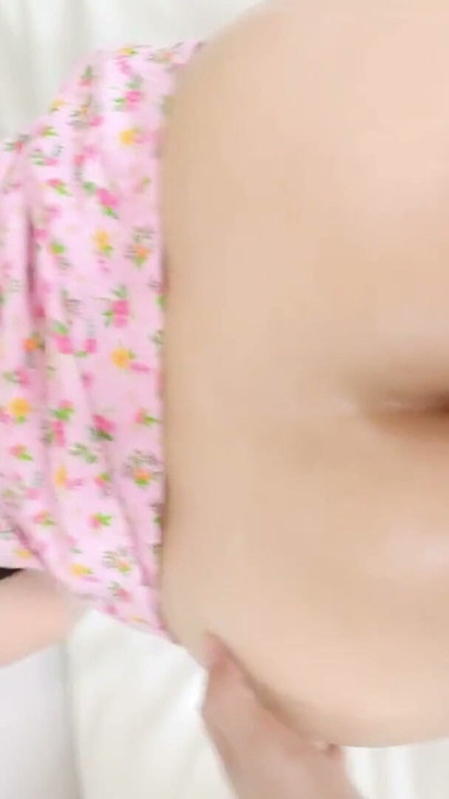 La mucama linda se pone caliente al escuchar el timbre | Clip 2
