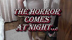 Halloween 2022. piękny horror przychodzi w nocy. śliczna naga dziewczyna przestraszona mężczyzną.
