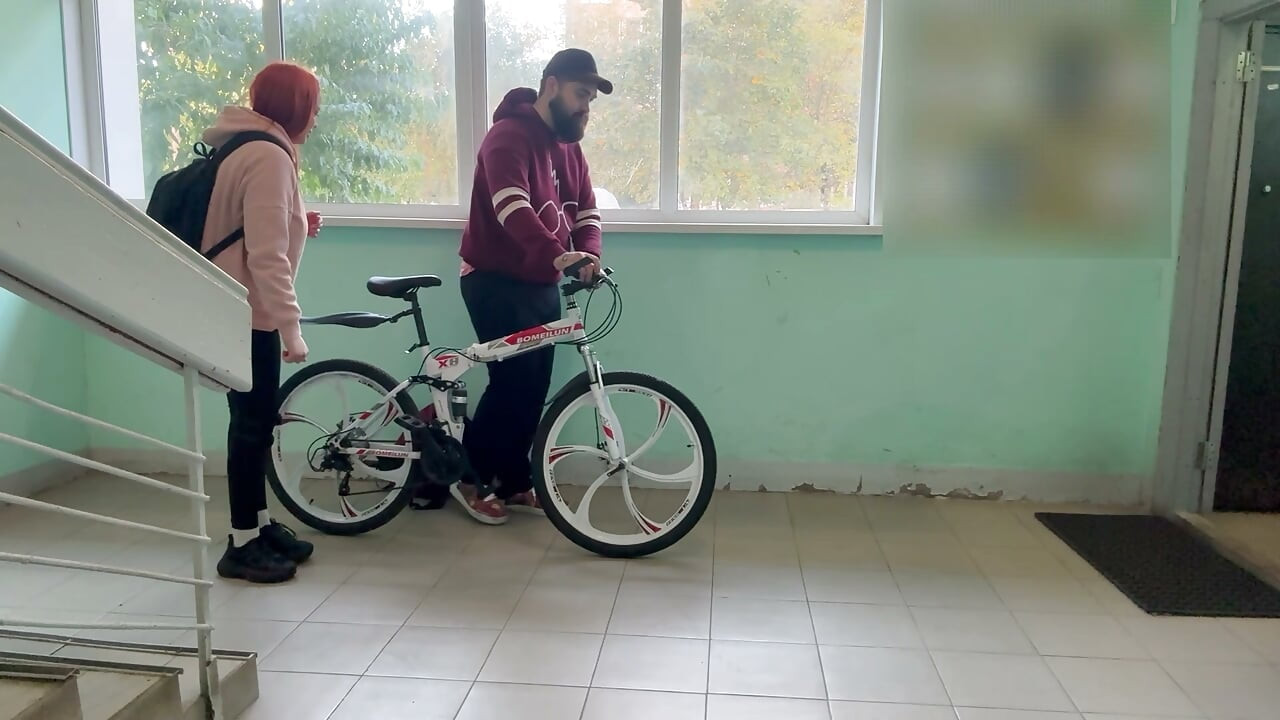 Bisikletteki yabancı çok ateşli bir kız çıktı.