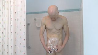 Nudista gay cachondo se afeita en la ducha