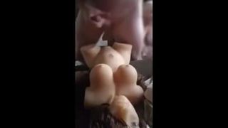 Seks lalka pieprzy wiele kremowych ładunków spermy, ociekając kremem