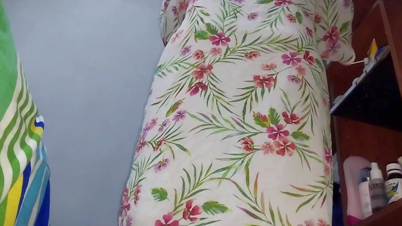 Ik bespioneren de kont van mijn stiefmoeder onder het bed terwijl ze zich omkleedt