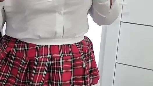 Großer Hintern im Minirock gibt einen guten Blowjob und wird gefickt