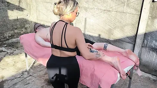 Pijat bugil sama cewek hot rambut pirang di luar ruangan