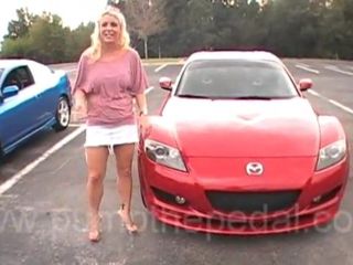Blonde toeren haar Mazda -roterende motor voorbij redline