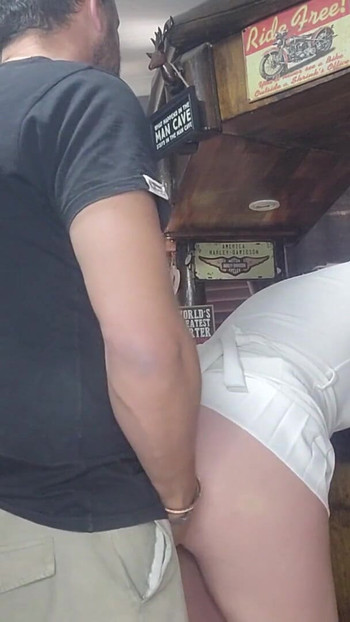 Khoảnh khắc mang tính biểu tượng từ "Mẹ kế nâng váy của cô ấy và banh âm hộ của cô ấy để tôi có thể lấp đầy nó bằng con cu của tôi"