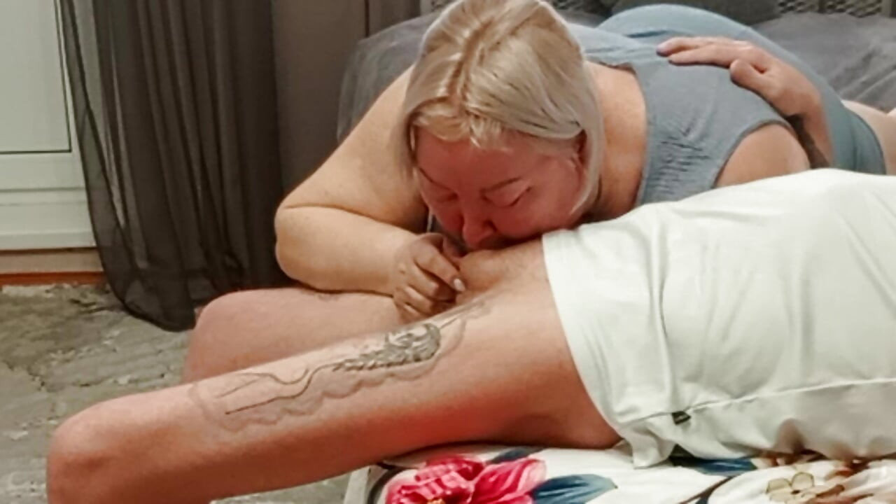 Stepmom gives blowjob to enjoy hot cum