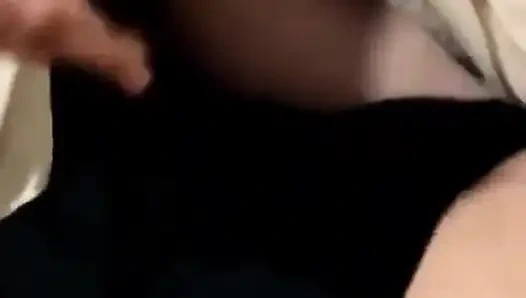 Arap büyük götlü ve memeli sürtük derin yarağın tadını çıkarıyor