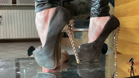 Maîtresse Elle détruit la bite de ses esclaves en talons