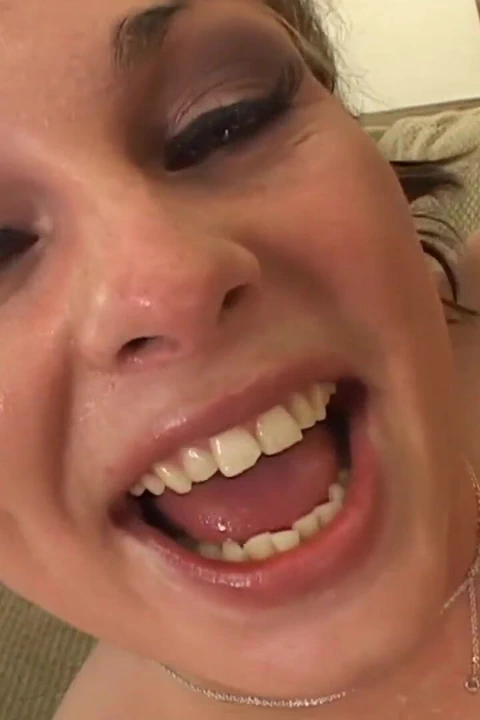 饥渴的金发女郎对着一只巨大的黑屌屌堵嘴, 然后吮吸大嘴巴射精