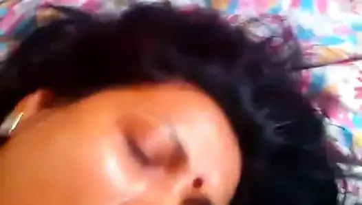 Индийская бхабхи сосет член и получает камшот на лицо