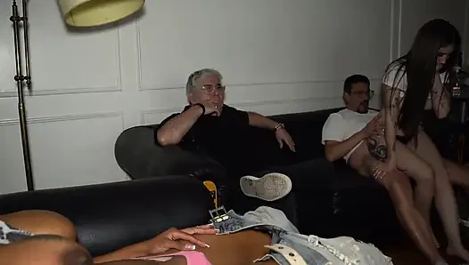 Saya Mengundang Teman Saya Untuk Menonton Sepak Bola Dan Saya Akhirnya Memberi Istri Saya Penis Di Wajah Saya