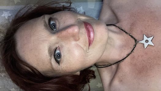 Mamas kitzler-piercing begann zu stechen, so dass sie es ändert, nachdem sie begonnen hat zu masturbieren