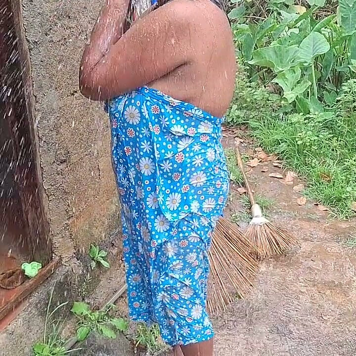 Heiße stiefmutter beim baden im freien