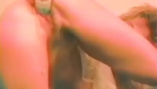Küçük memeli sarışın birkaç dildoyla mastürbasyon yapıyor
