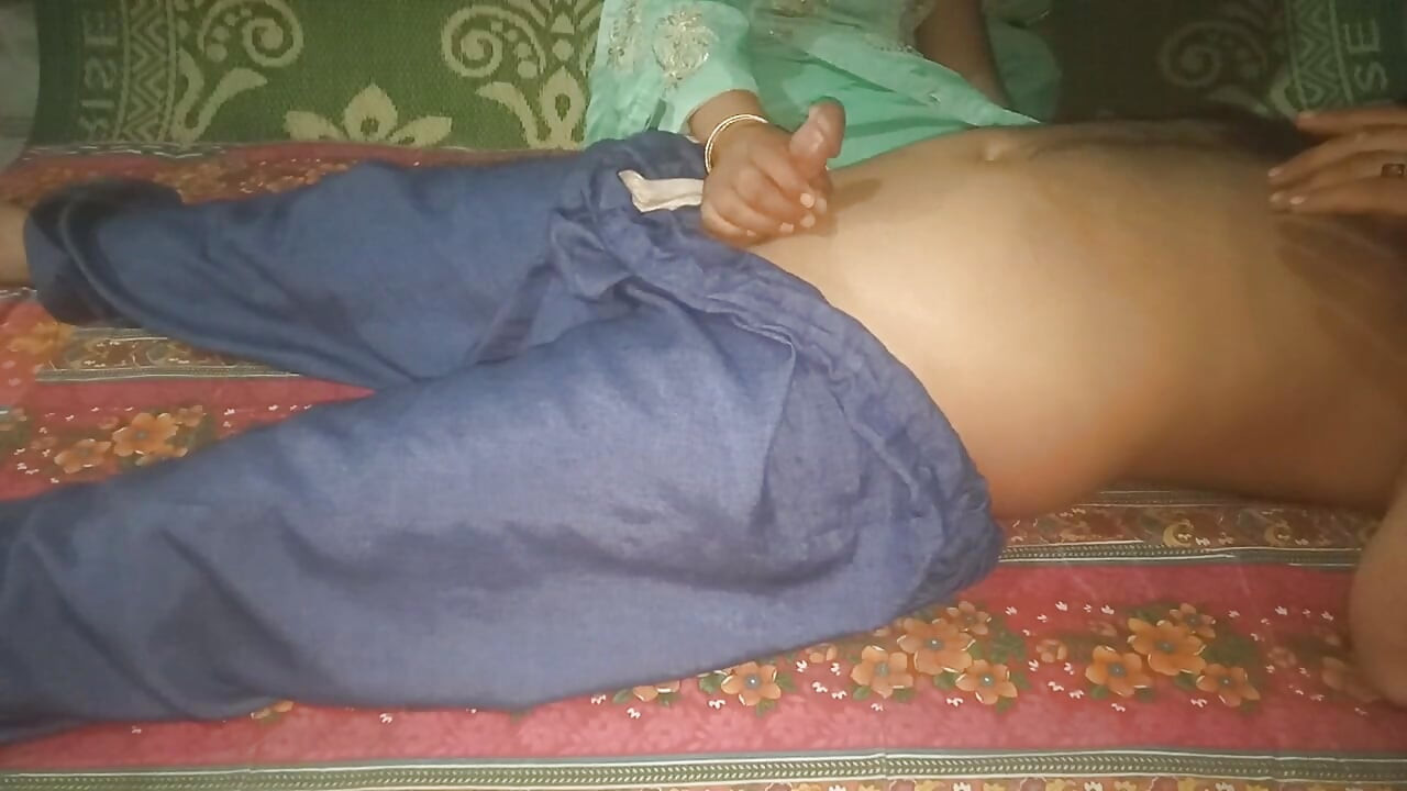 Guru menggoda murid perawannya yang seksi dan imut. Gadis sekolah perawan India pertama kali (kelas) berhubungan seks dengan guru
