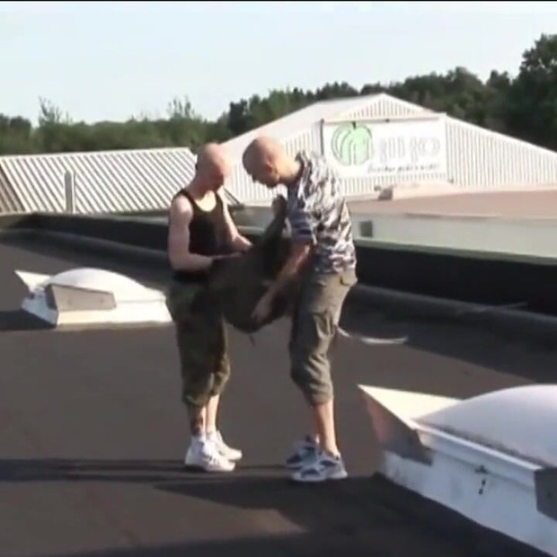 那些德国裸露屁股迈克尔+马塞尔在户外做...