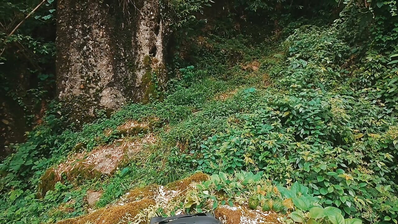 Superboy asiático se desafia a bater punheta, gozar e comer porra num mirante