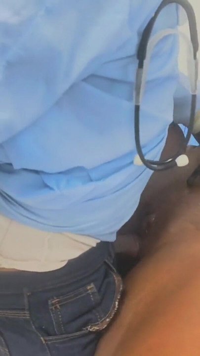 Consulta a portas fechadas, o médico me deixou cheia de leite | Clipe 2