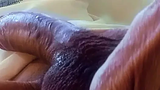 Kesinlikle lezzetli bir orgazm, sıkı küçük götümün ilk kez tıkanmış olduğunu hissediyorum.